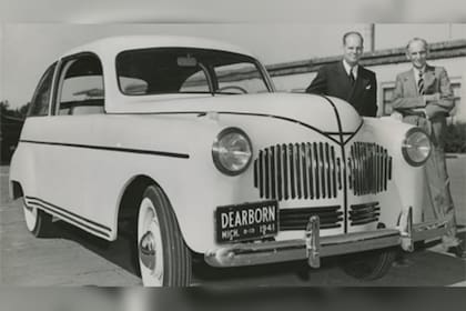Henry Ford (der.) presentando su "auto hecho de plástico" en 1941