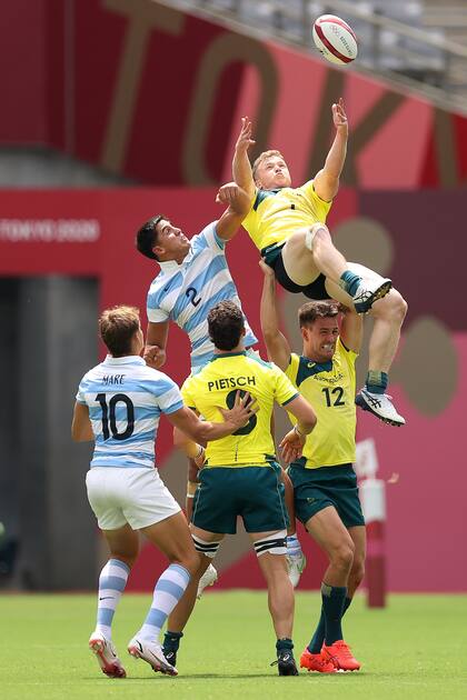 Henry Hutchison y Lucio Cinti luchan en el aire durante el partido que disputan Argentina y Australia en debut del Seven en Tokio 2020.