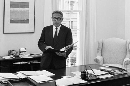 Henry Kissinger en su oficina en la Casa Blanca (Foto AP)
