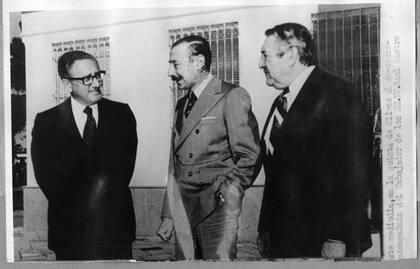 Henry Kissinger junto al entonces presidente Jorge Rafael Videla y al Embajador Raúl Castro en la quinta de Olivos, el 22 de junio de 1978.