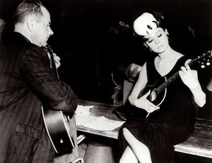Henry Mancini y Audrey Hepburn practicando "Moon River" en 1961