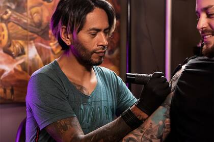 Henry realiza un solo tatuaje por día y crea una conexión especial con sus clientes para lograr el mejor resultado.
