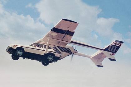 Henry Smolinski, en 1971, creó el AVE Mizar, un Ford Pinto con alas de una avioneta Cessna; se mató en un vuelo de prueba