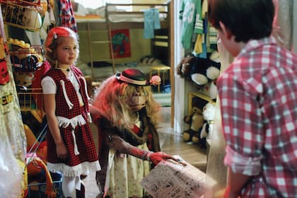 Henry Thomas and Drew Barrymore on the set of "E.T.". (Photo by Sunset Boulevard/Corbis via Getty Images)