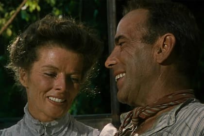 Hepburn se aventuró a varias cacerías con Huston, mientras Bogart nunca se acostumbró al clima y la comida en la selva