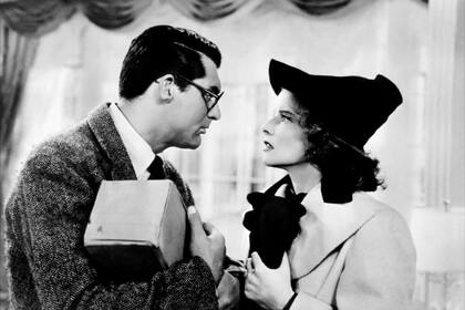 Hepburn y Cary Grant forman una pareja extraordinaria, a puro despiste, en la gran comedia de Howard Hawks 