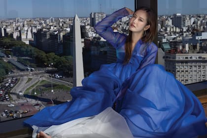 Hera, con un vestido de la diseñadora surcoreana Seodamhwa, posa con la ciudad de Buenos Aires detrás.  "Amo Argentina y su gente, 
tan expresiva y apasionada. En mis primeras visitas, no sabía bien cómo reaccionar con tantos besos”, confiesa. 