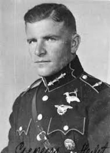 Herbert Cukurs, el verdugo de Riga, con uniforme militar