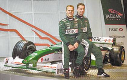 Johnny Herbert y Eddie Irvine, junto al modelo Jaguar R1