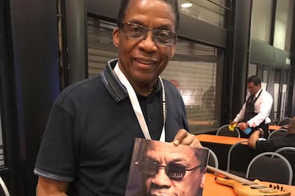 Herbie Hancock, con su ejemplar de LA NACION Revista