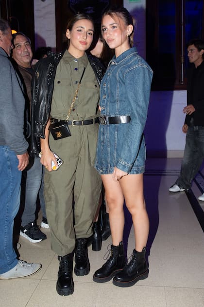 Herederas de estilo. Mia Cambiaso optó por una monoprenda de Heidi Clair que complementó con campera de cuero, borcegos y un minibolso de Zadig & Voltaire. Myla, cada vez más parecida a su madre, apostó por el denim con un vestido mini de Zara que accesorizó con cinturón Diesel y borcegos.