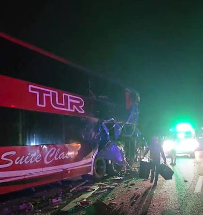 Heridos en la ruta 9 tras un choque entre un camión y un micro.