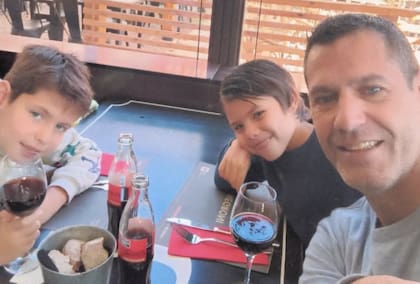 Herman Krause en un almuerzo con sus dos hijos
