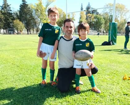 Herman Krause junto a sus hijos en el club de rugby Los Tilos