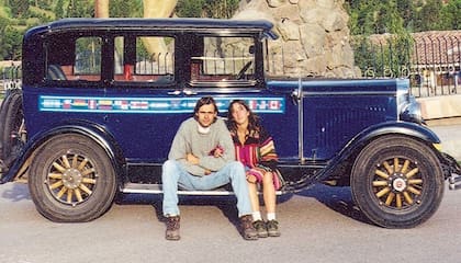 Herman Zapp y Candelaria Chovet junto a su Graham-Paige modelo 1928. Empezaron su viaje desde el Obelisco el 25 de enero de 2000 y el domingo 13 de marzo, 22 años después, regresan a Buenos Aires.