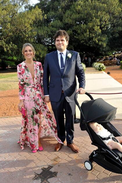 Hermana de la novia, María Josefina Ludueña (con un vestido que compró en España) y su esposo Joaquín Gatti.