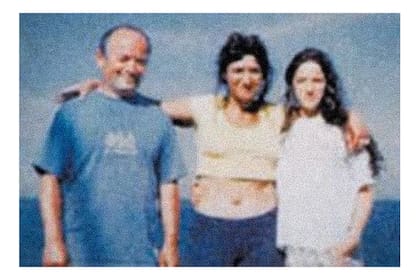 Juan Carlos, junto a sus hijas, Gabriela y Silvina