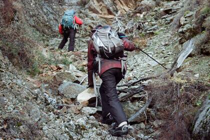 Buscaron pistas, llegaron al campo de la familia Ruiz donde está el cerro Paleta y, con ayuda de personas que se sumaron en el camino, emprendieron el ascenso