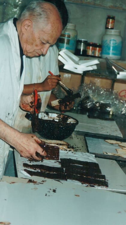 Hermann ayudando en la chocolatería en su vejez