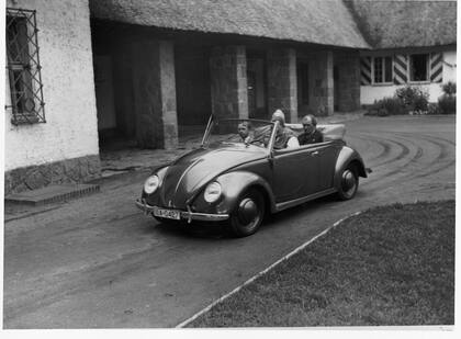 Hermann Goering (al volante) fue uno de los jerarcas que se quedaron con la primera producción de "Tipo 1". Detrás suyo viajan Robert Ley ("jefe sindical" nazi, quien se suicidó en su celda antes de afrontar su juicios en Núremberg, ahorcándose con una toalla que ató al tanque de agua del inodoro) y Ferdinand Porsche.