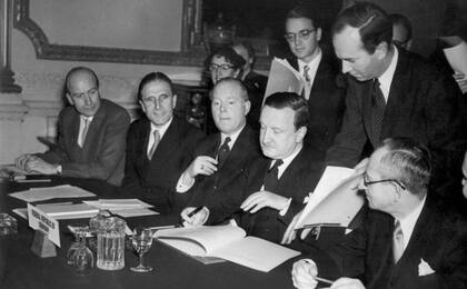 Hermann Josef Abs (al centro) firma la quita de deuda para Alemania en 1953