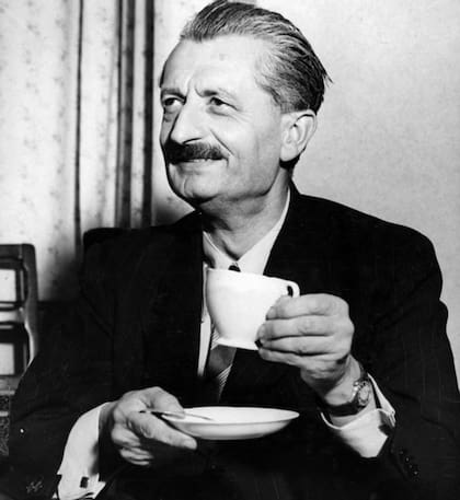 Hermann Oberth disfrutando de té y galletas en el 2º Congreso Internacional de Astronáutica en Londres, 1951