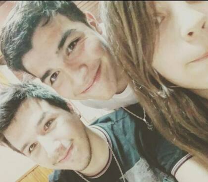 Hermanos. Joaquín, Juan Gabriel y Macarena.