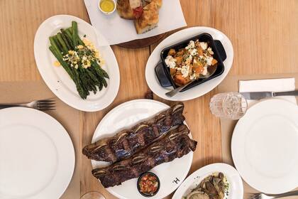 Hermanos pone fin a dos ideas: que comer en el restaurante de un chef famoso es caro y que a las parrillas se va solo por la carne.