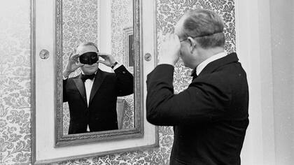 La aristocracia y la farándula asistieron a la gala, obedientes al capricho de Capote: llevar máscaras y vestir de blanco o de negro