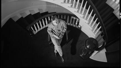 David Attie retrató en 1958 a un joven Capote por las calles de Nueva York y en la intimidad de su casa, imágenes que se exponen en la Brooklyn Historical Society