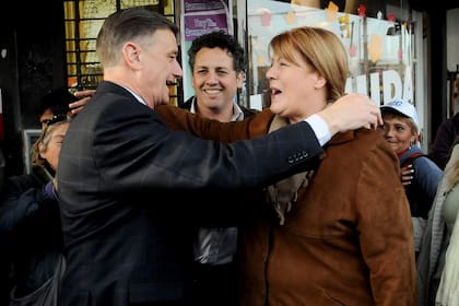 Hermes Binner, candidato a presidente, saluda a Margarita Stolbizer, candidata a gobernadora de Buenos Aires, el 28 de julio de 2011