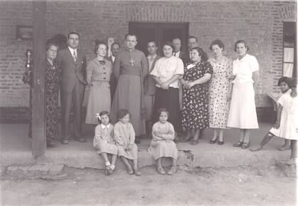 Herminio Arrieta (de traje), su esposa Paulette Wolmann y Monseñor Enrique José Mühn (con vestidura clerical), primer Obispo de Jujuy