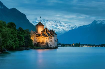 Hermosa vista de un atardecer en uno de los pueblos italianos de Los Alpes.