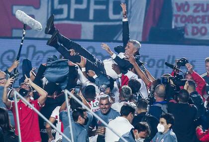 Herna Crespo, entrenador de San Pablo, celebra con los jugadores de su equipo después de ganar la final a Palmeiras del Campeonato Paulista 2021.