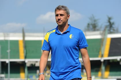 Hernán Crespo con los colores de Módena, en su primera experiencia como DT.