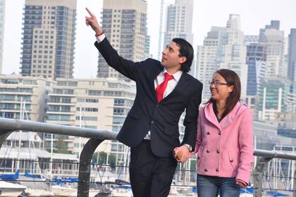 Hernán Acevedo y Zhufen Li pasean por Puerto Madero; después de tres años de residir en China prueban la convivencia en Buenos Aires