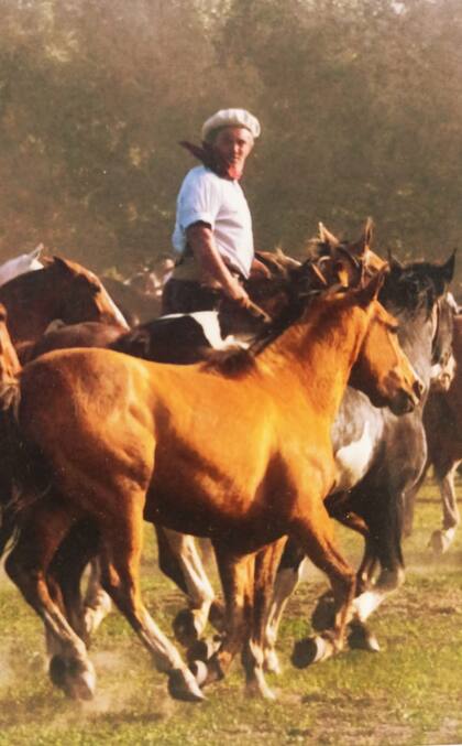 Hernan Alejandro Graciarena cabalgando en su campo.