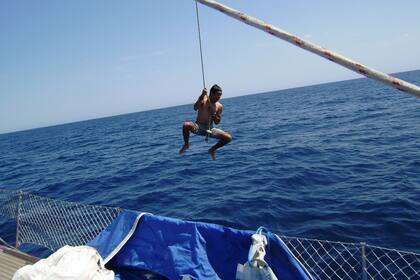 Hernán, arriba de un velero, se siente un héroe o Cristóbal Colón al descubrir una tierra nueva