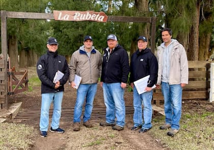 Hernán Baldassarre, Martín Fernández, Brent Sadler Ranches, Dale Hummel y Carlos Fernández cuando los norteamericanos vinieron a buscar genética bovina a la Argentina