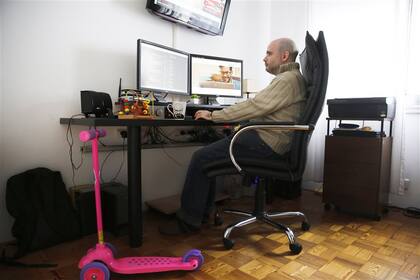 Hernán Blanco (32) aprovecha para trabajar en su hogar antes de que llegue su hija de 3 años