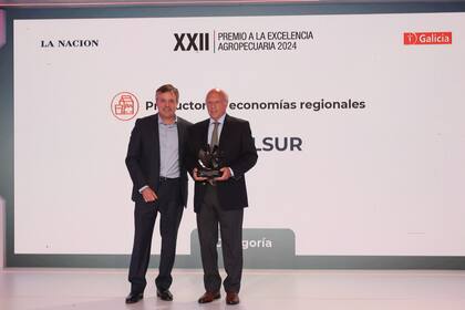 Hernán Busch, gerente de Agronegocios de Banco Galicia, y José Macera, de Desdelsur, Premio Mejor Productor de Economías Regionales