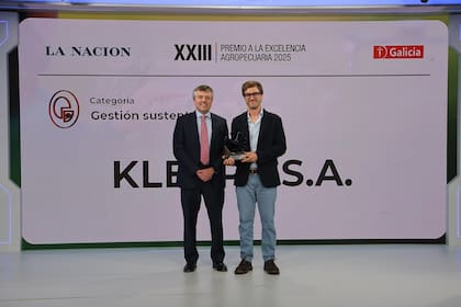 Hernán Busch, gerente de Agronegocios de Galicia, entregó el premio a Pablo Kleppe. La firma Kleppe SA ganó en Mejor Gestión Sustentable