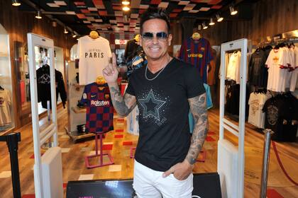 Hernán Caire posando para los flashes