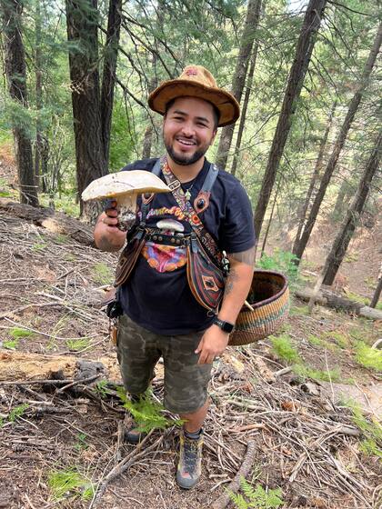 Hernán Castro es residente de Tucson, Arizona y se dedica al cultivo, la identificación, la educación y la recolección ética de hongos