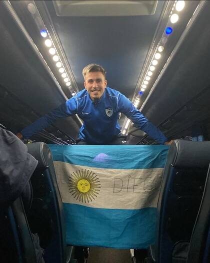 Hernán, con la bandera argentina, celebró el título de la Copa del Mundo en un micro con destino a Roma
Foto: Gentileza Hernán Zazas