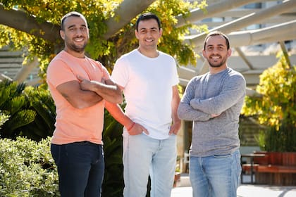 Hernán Corral, Gastón Irigoyen y Juan Fantoni, cofundadores de la fintech argentina Pomelo