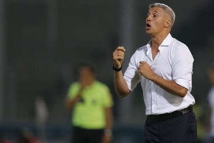 Hernán Crespo, al frente de Defensa y Justicia, otro de los equipos que deberá volver a jugar el 17 de septiembre