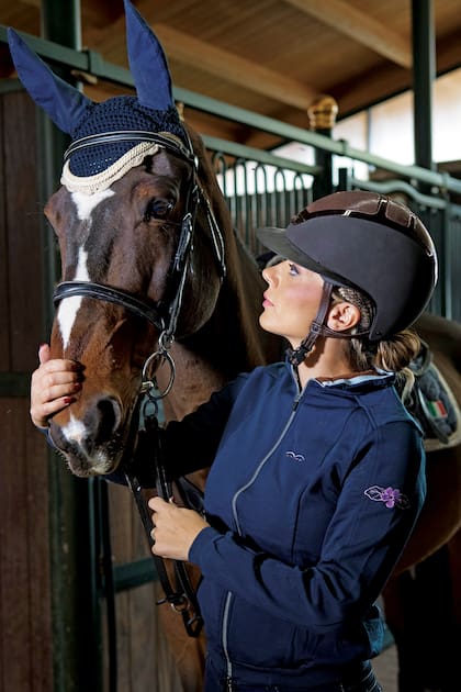 Alessia, una experta amazona que recorre Europa compitiendo en el Longines Global Champions Tour, el circuito en el que brillan Charlotte Casiraghi, Athina Onassis, Jessica Springsteen (hija del legendario cantante Bruce Springsteen) y del que acaba de retirarse Marta Ortega (heredera del grupo Indi