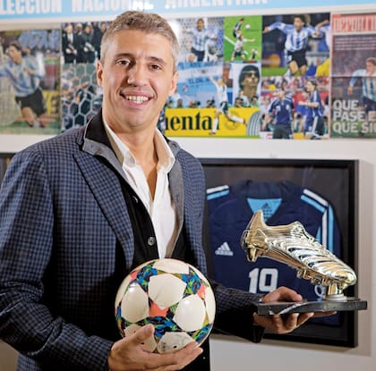 “Es como un museo al que no le faltan sillones ni un buen televisor. ‘Mi’ lugar, aunque resulta imposible no ser invadido por mis hijas, los juguetes y hasta el cochecito”, cuenta Crespo.