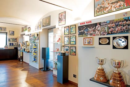 Entre los objetos que atesora se pueden ver el Botín de Plata que lo acredita como segundo goleador de la Copa del Mundo de 2006, tras Mirolav Klose, y la Medalla de Plata que conquistó, también con la celeste y blanca, en los Juegos Olímpicos de Atlanta 96.